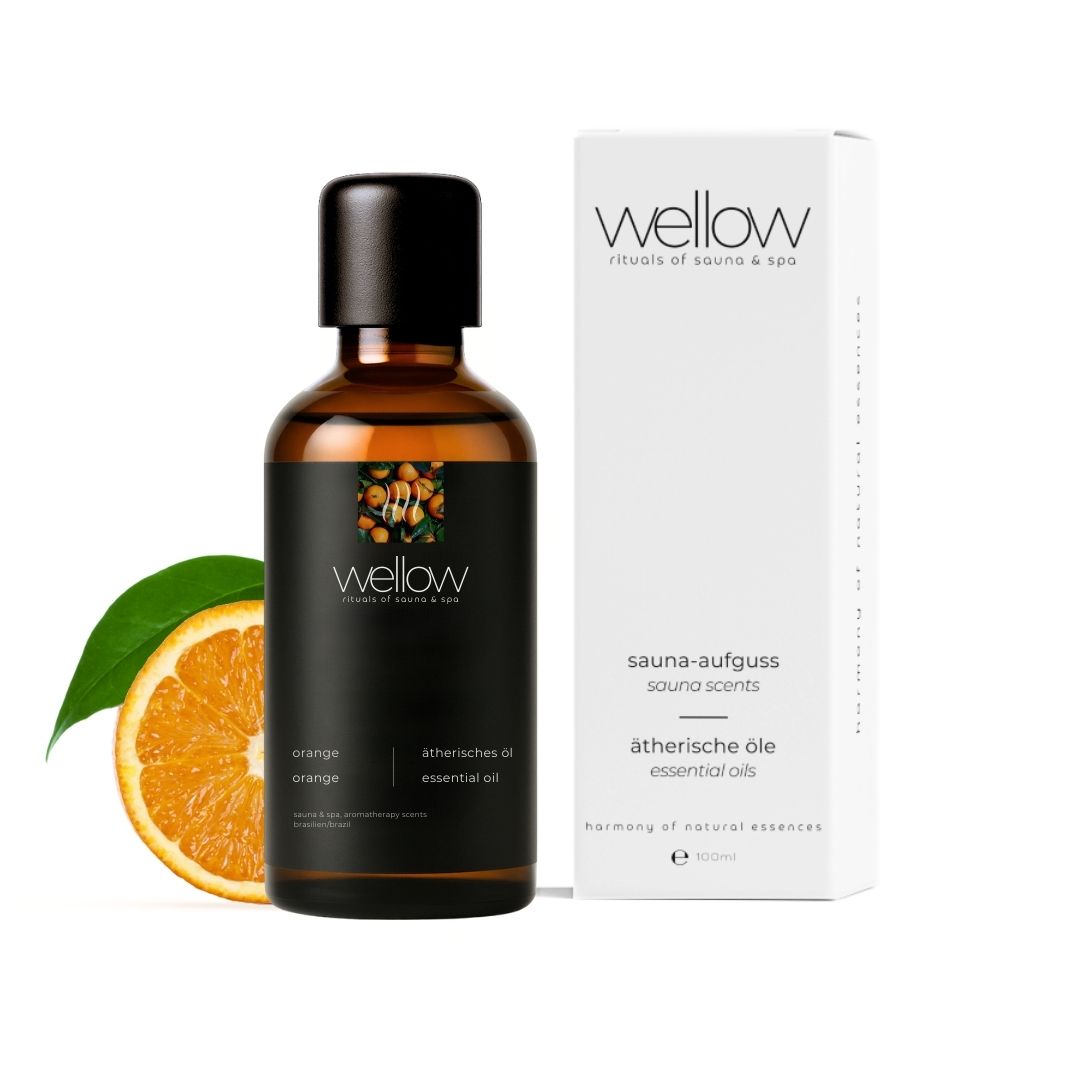 Bruine glazen fles met zwarte dop, daarnaast een witte doos en een sinaasappelschijf.