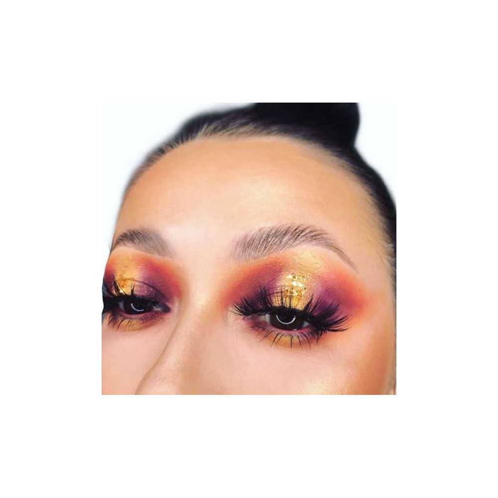Gros plan sur des yeux avec de faux cils. Les yeux sont maquillés avec de l'ombre à paupières.