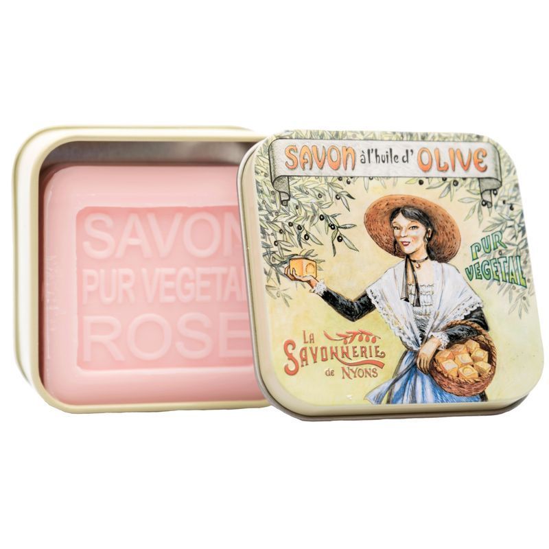 Boîte métallique ouverte avec savon. Savon rose avec inscription "SAVON PUR VEGETAL ROSE". Couvercle illustré avec femme et texte.
