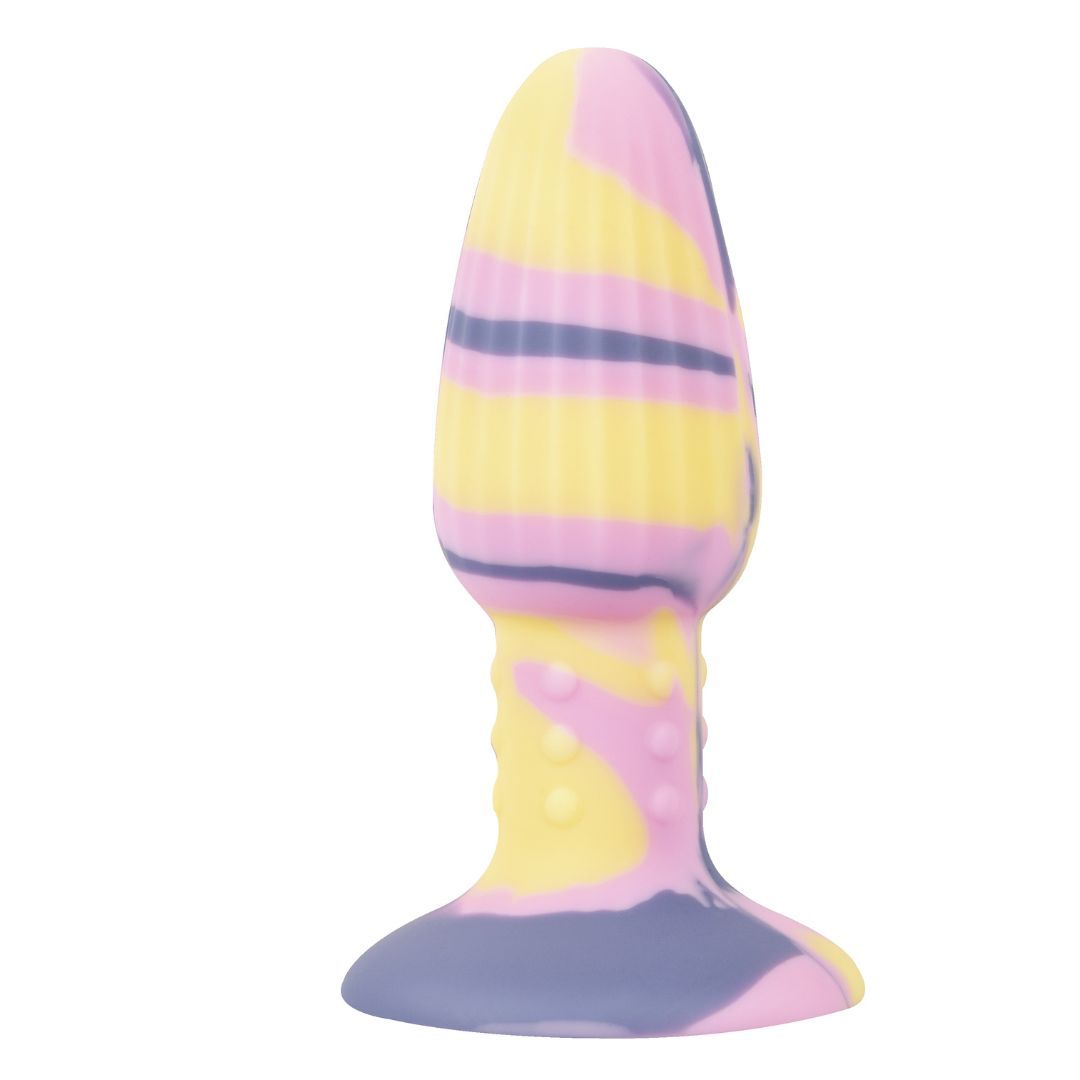 Plug anal avec ventouse. Design multicolore jaune, rose et violet. Surface cannelée. Base avec ventouse.