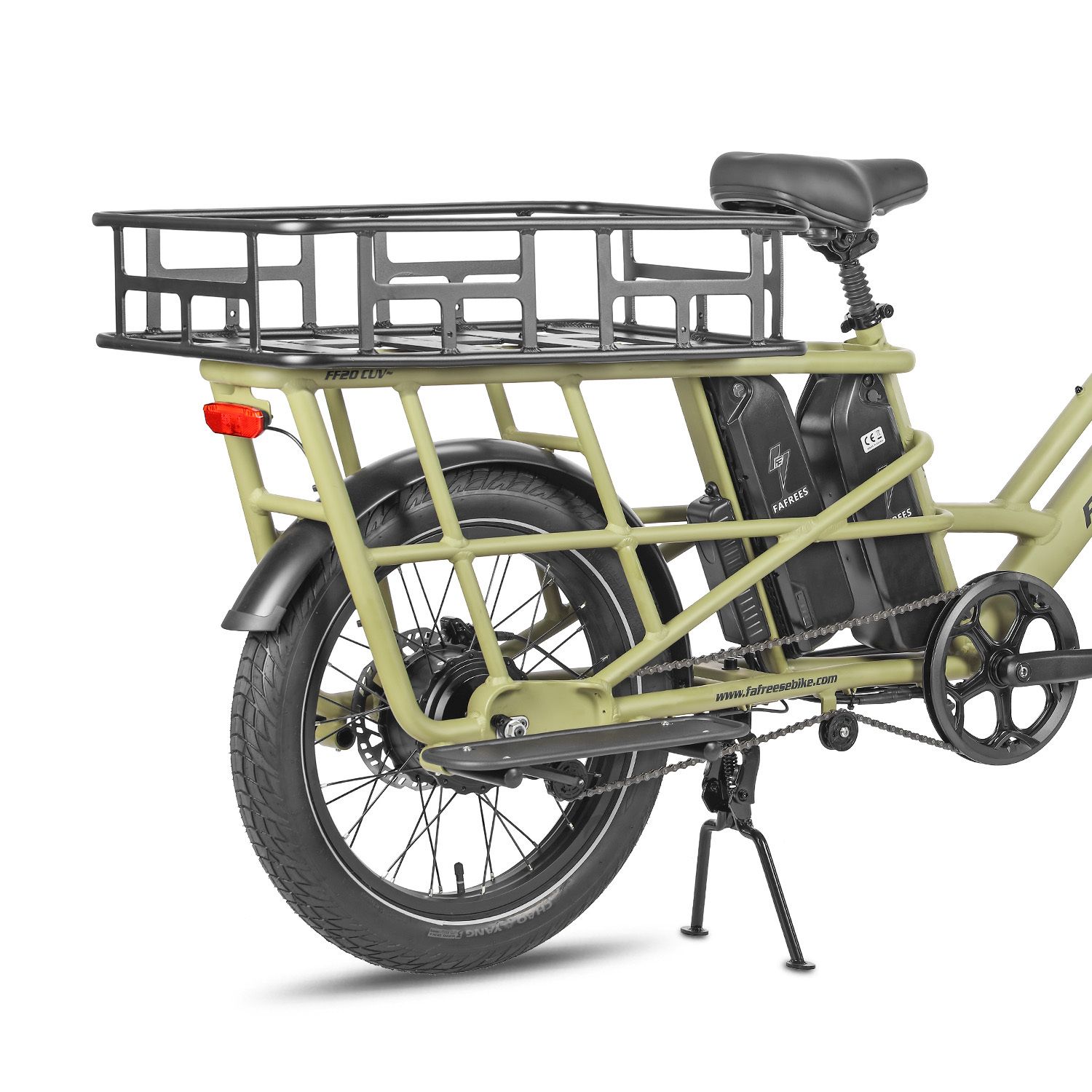 Elektrische bakfiets, olijfgroen, met bagagerek, twee accu's, zwart spatbord en achterlicht. Profielbanden.