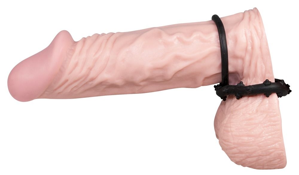 Penismodel met penisring en ballenring. De ring is zwart en heeft noppen.
