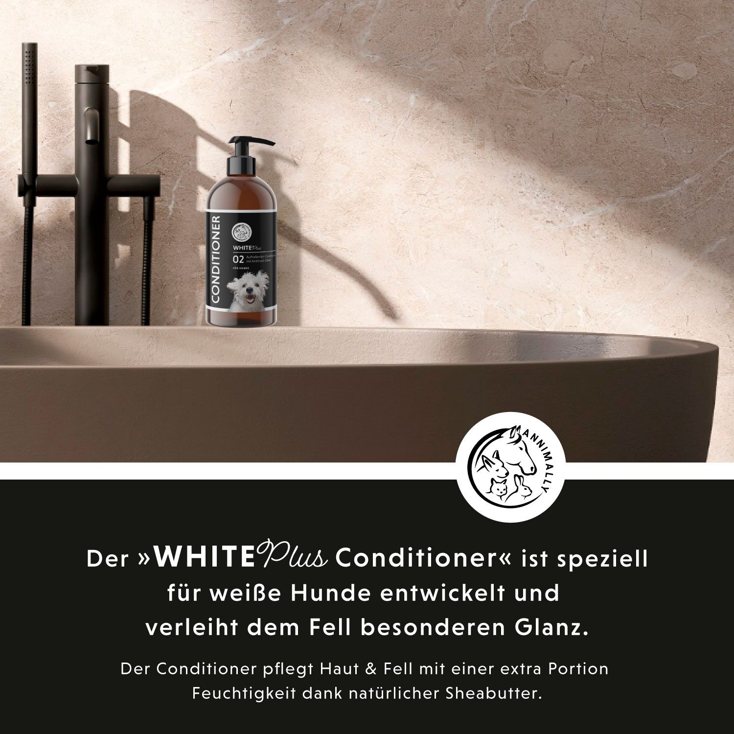 Flacon de produit à côté d'une baignoire. Texte: Le »WHITE Plus Conditioner« est spécialement conçu pour les chiens blancs.