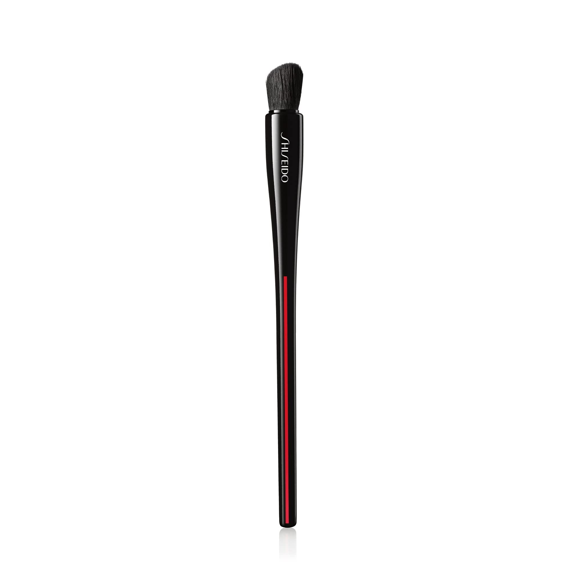 Pinceau noir biseauté avec une ligne rouge. Le manche porte le nom de la marque.