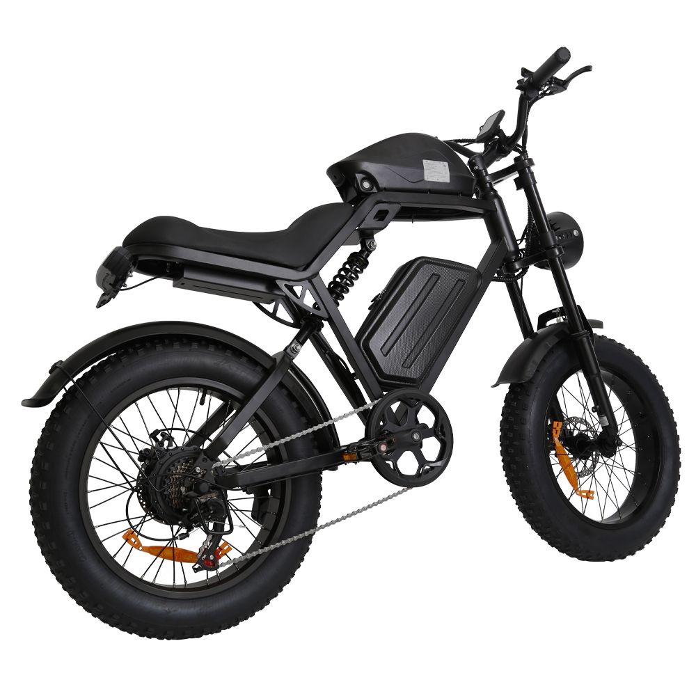 Zwarte elektrische dirtbike met brede banden. Zijaanzicht, toont zadel, accu en aandrijving.
