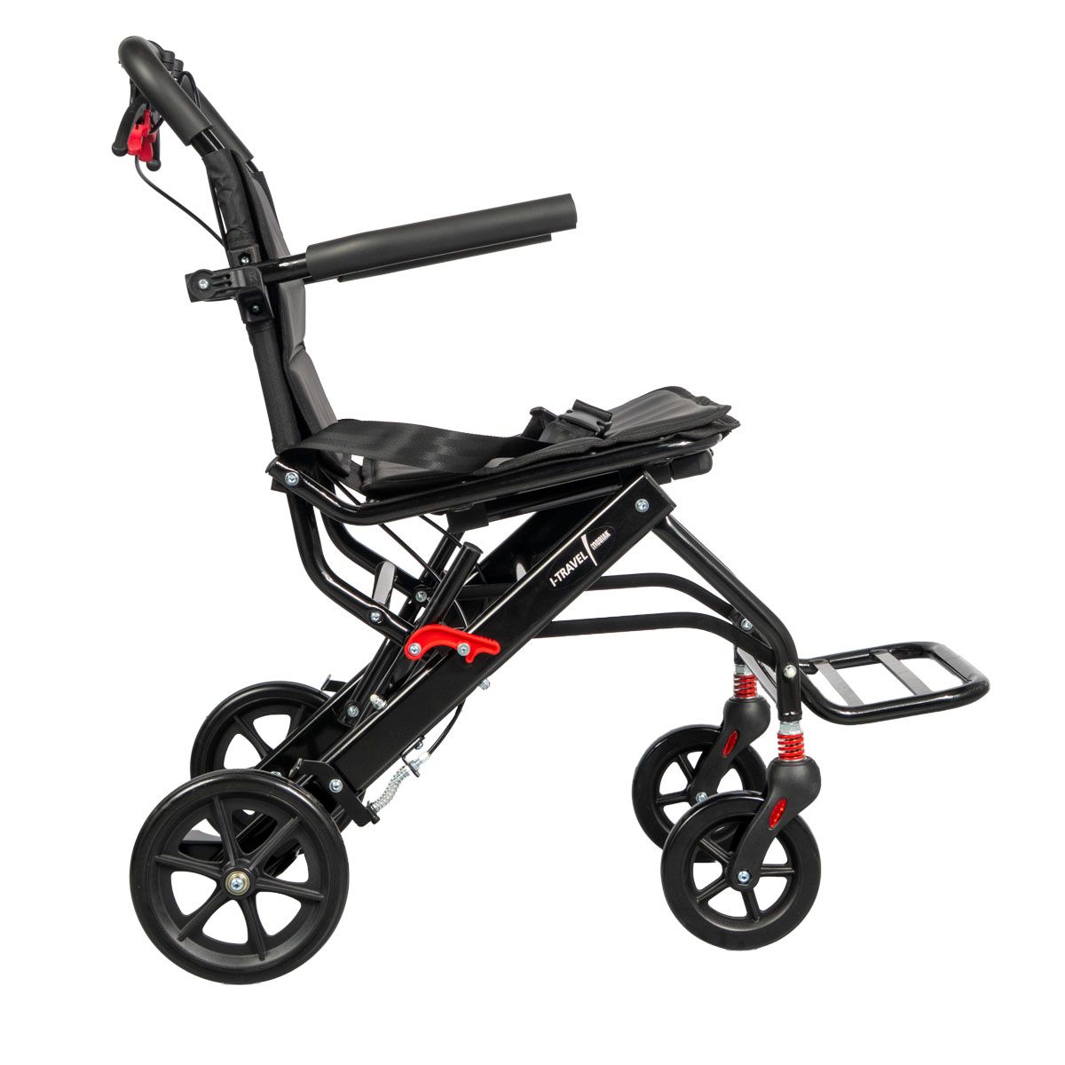 Zwarte rolstoel met vier wielen, armleuningen en voetsteun. Rode hendel. I-Travel logo.