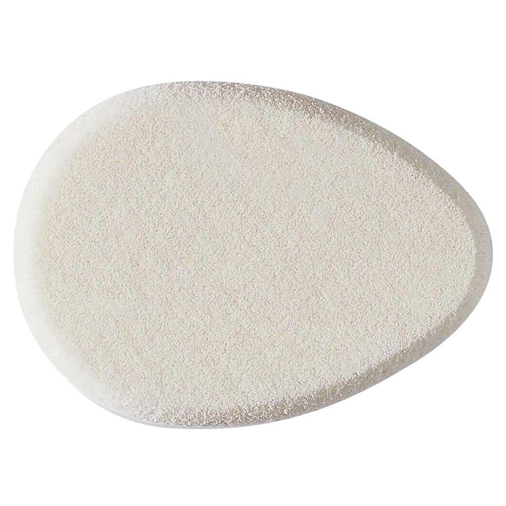 Ovale Yukilon-spons. Beige, poreus oppervlak. Druppelvormig, afgeronde punt. Voor cosmetica.