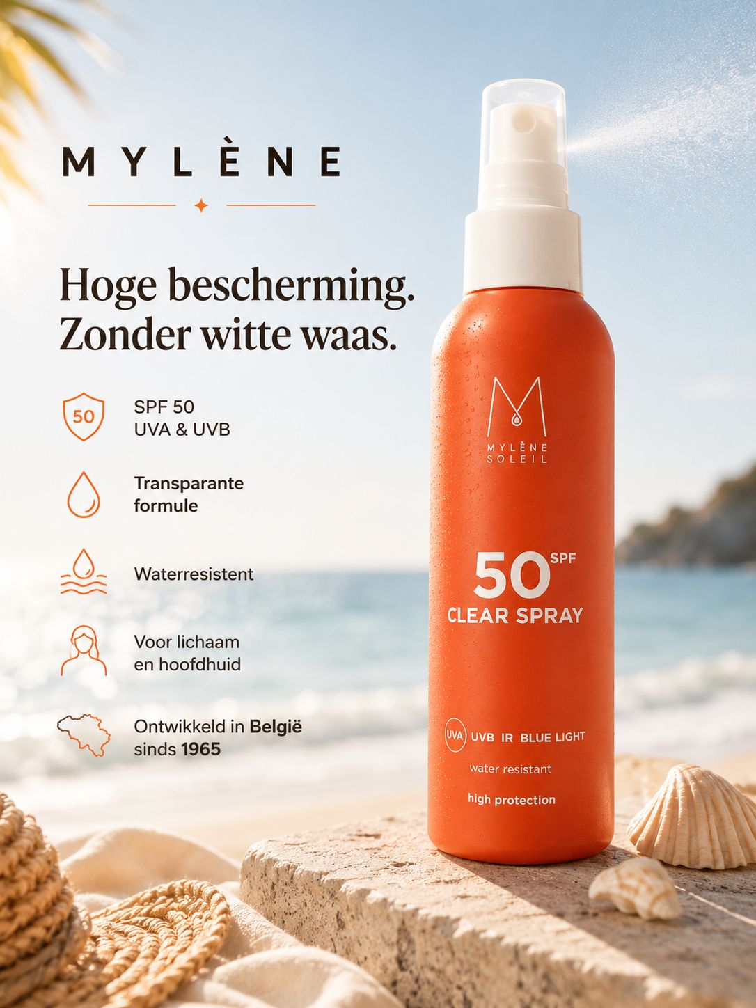 Oranje sprayfles met witte sproeikop. Tekst: 50 SPF Clear Spray. Logo en tekst: UV, IR, Blue Light, waterbestendig, hoge bescherming. Achtergrond: strand.