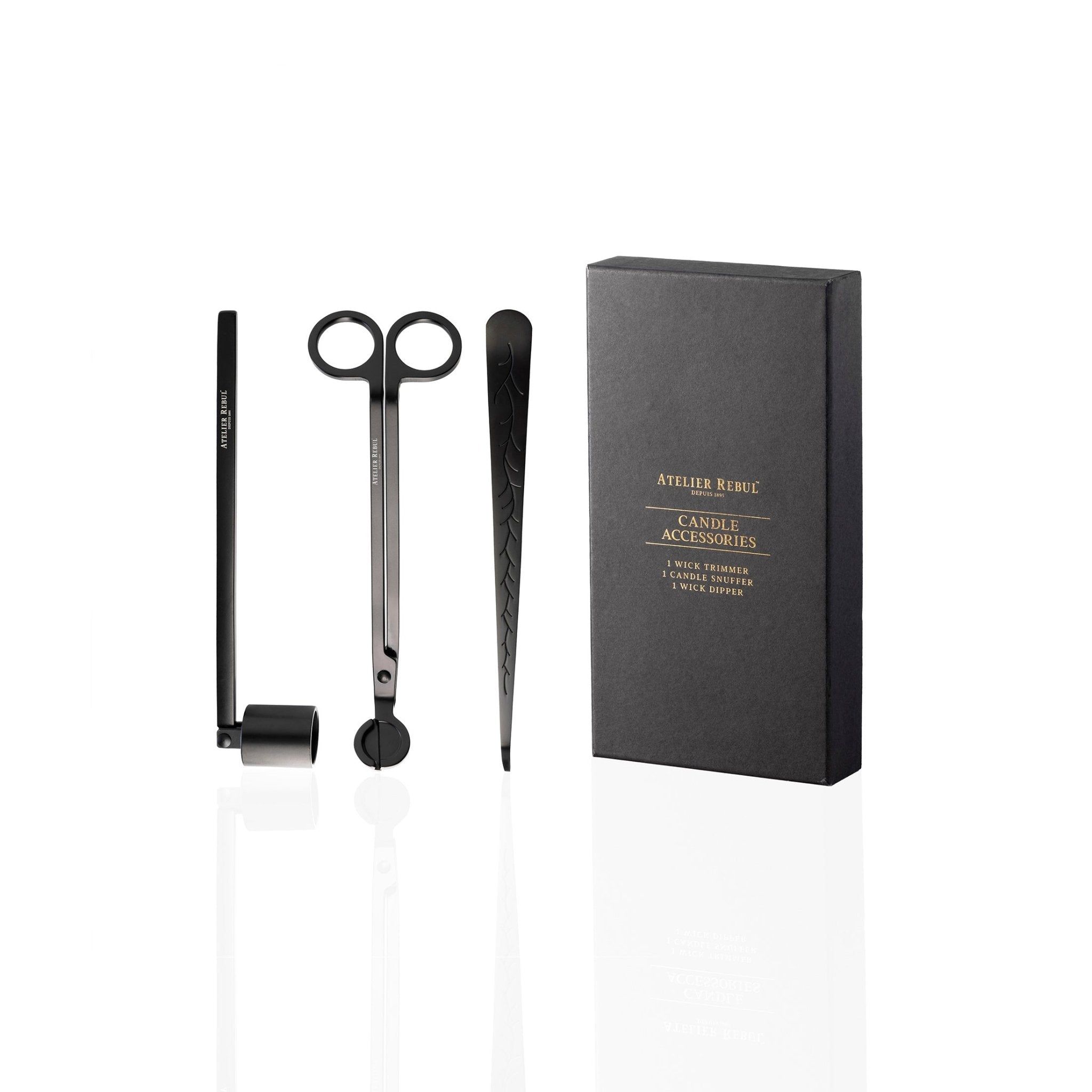 Un set d'entretien pour bougies Atelier Rebul avec coupe-mèche, releveur de mèche, éteignoir et couvercle de bougie.