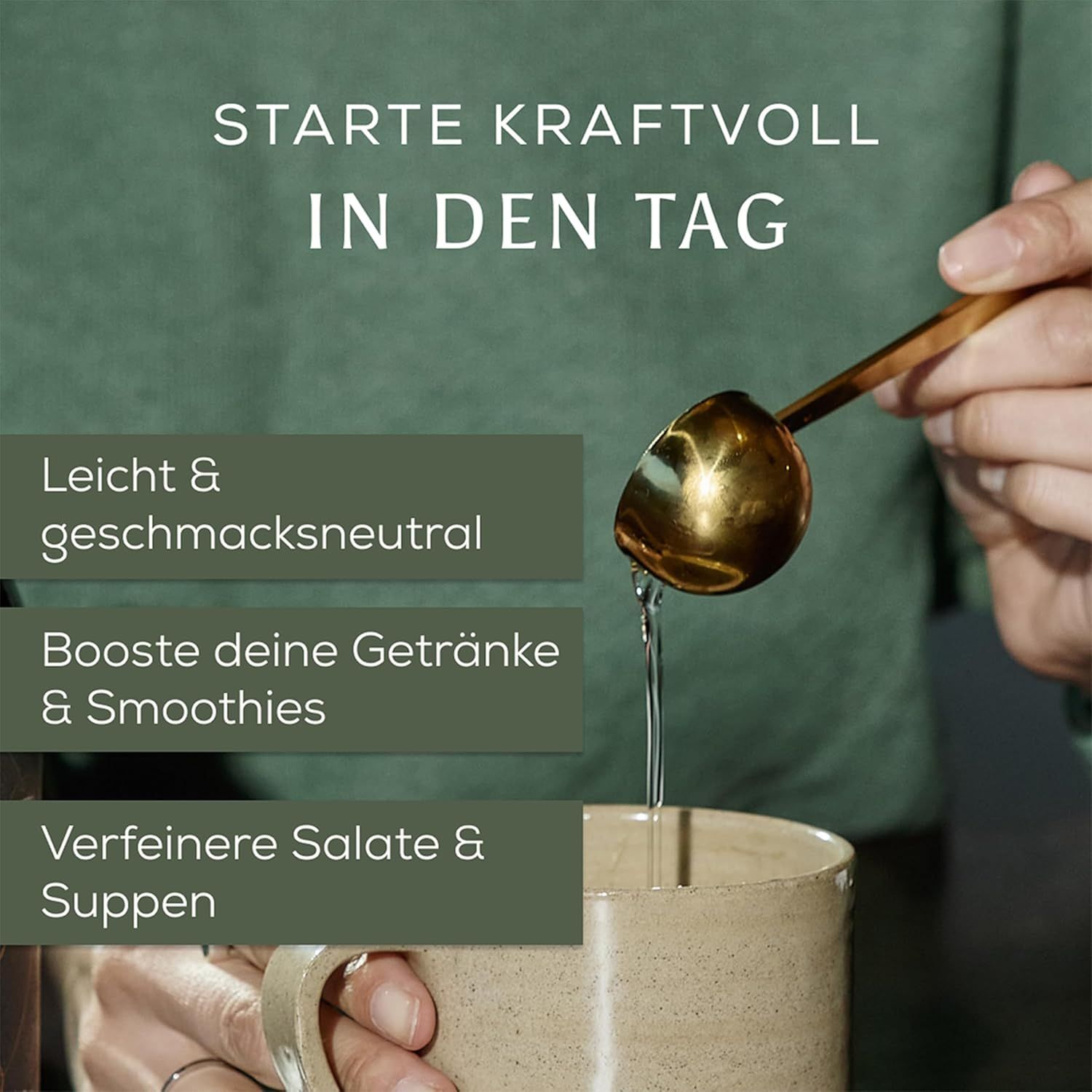 Une main verse du liquide dans une tasse à l'aide d'une cuillère dorée. Une bouteille d'huile MCT est à côté. Texte : 'STARTE KRAFTVOLL IN DEN TAG'.