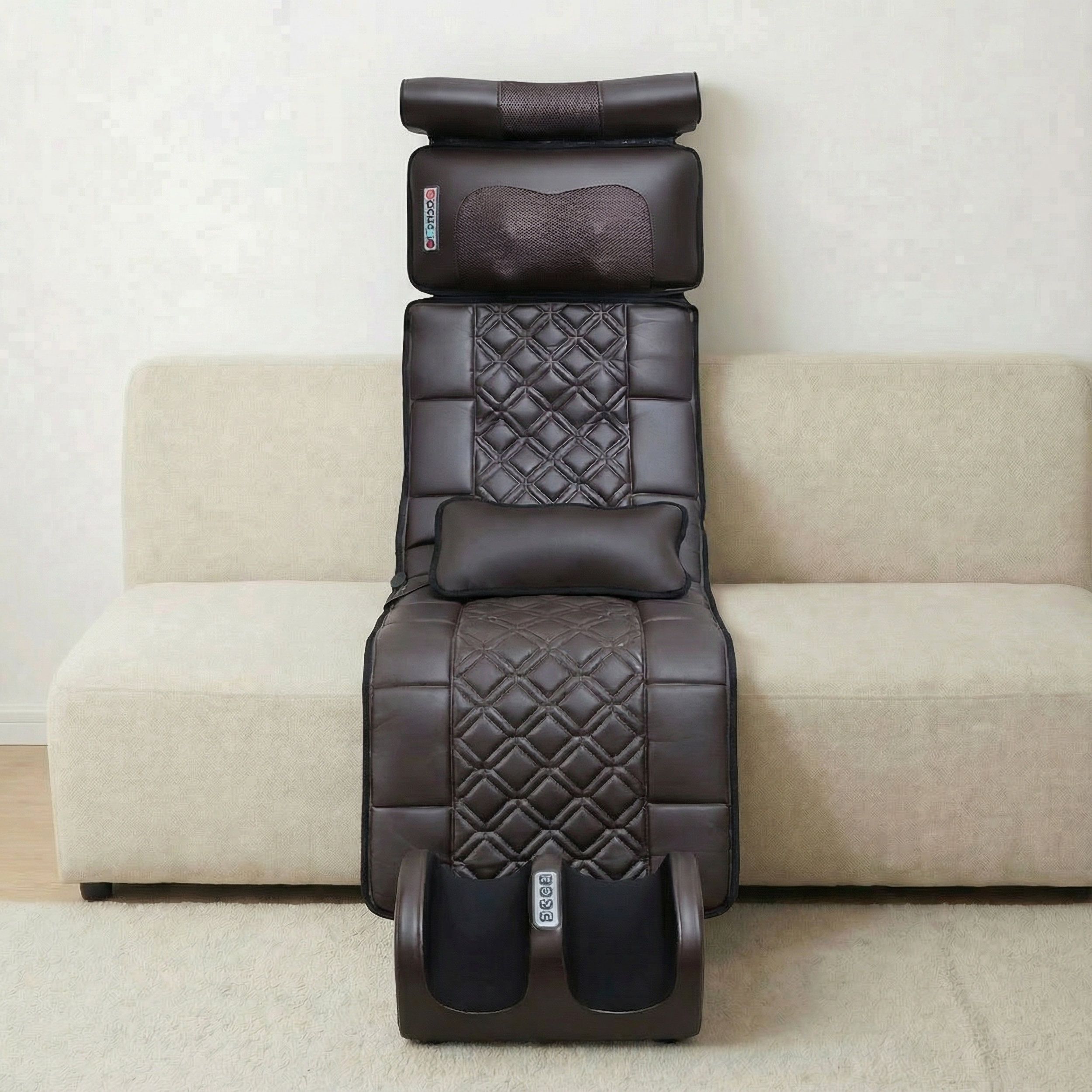 Bruin massage matras met voetmassageapparaat. Ruitpatroon op het ligvlak. Op licht tapijt.