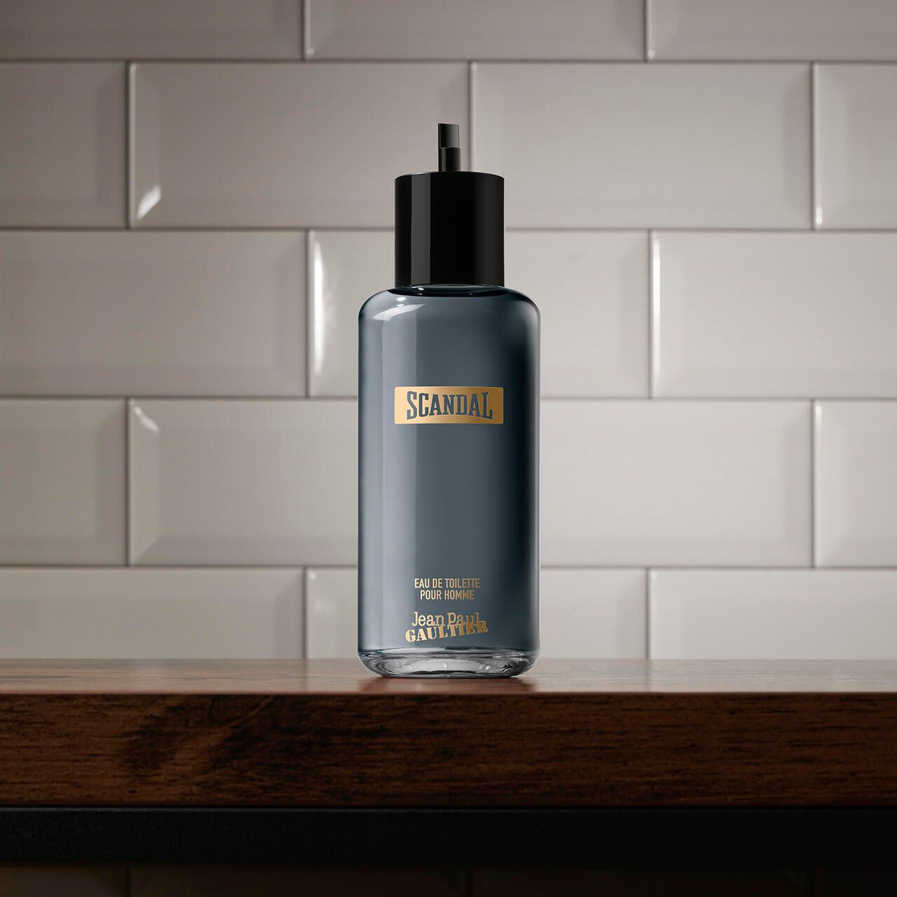 Jean Paul Gaultier Scandal Eau de Toilette flacon op een plank.