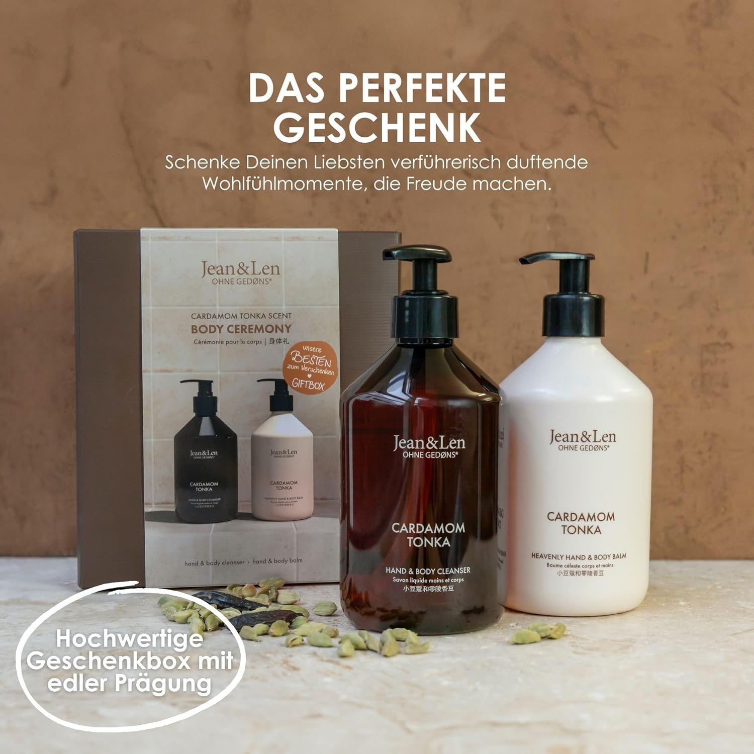 Geschenkset met twee flessen en geschenkdoos. Tekst: Cardamom Tonka Body Ceremony. Hoogwaardige geschenkdoos met reliëf.
