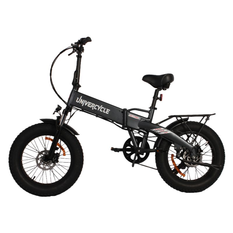 Vélo électrique pliable noir avec pneus larges. Marque Univercycle visible. Porte-bagages et selle présents.