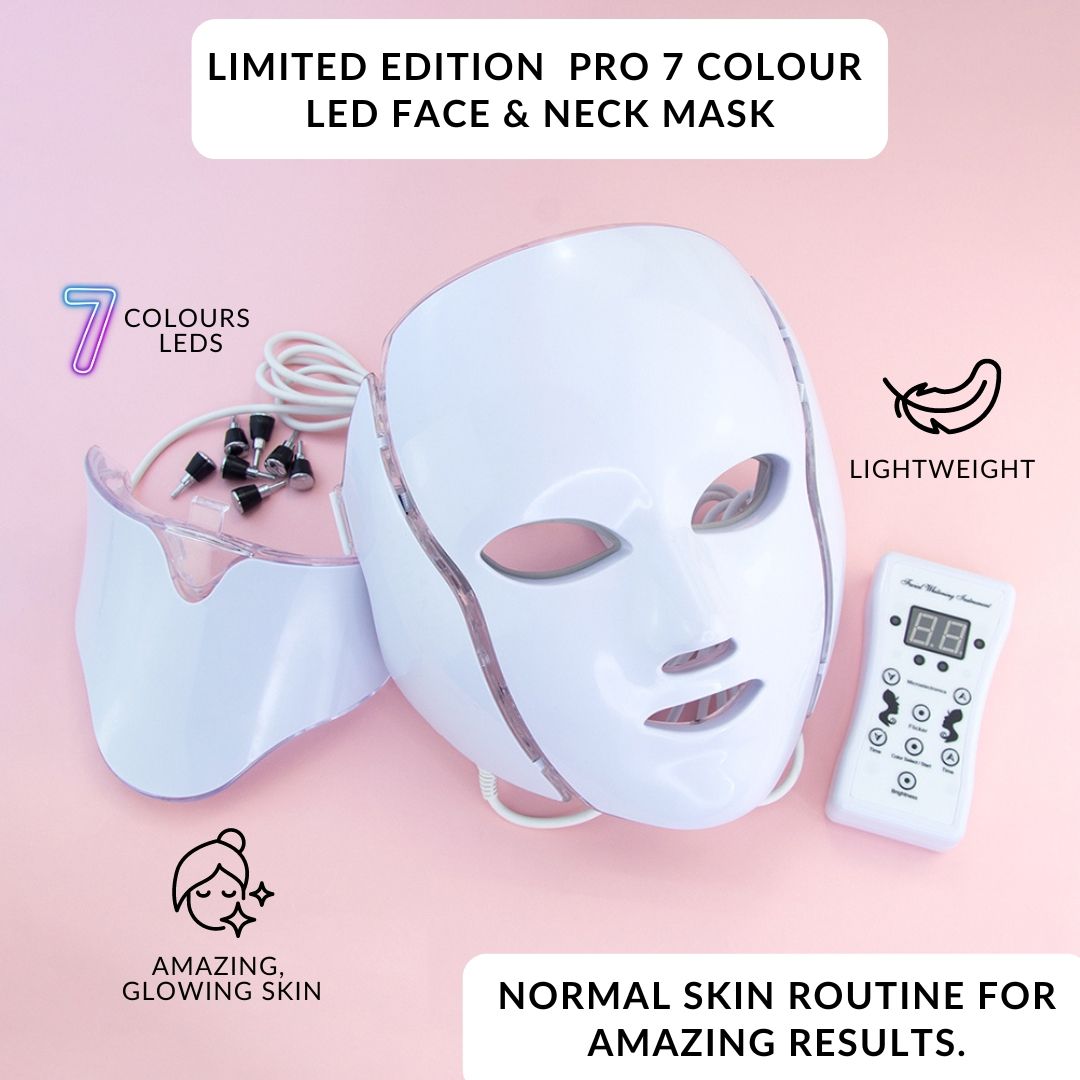 Transparant LED gezichtsmasker met lampjes, kabels en afstandsbediening.