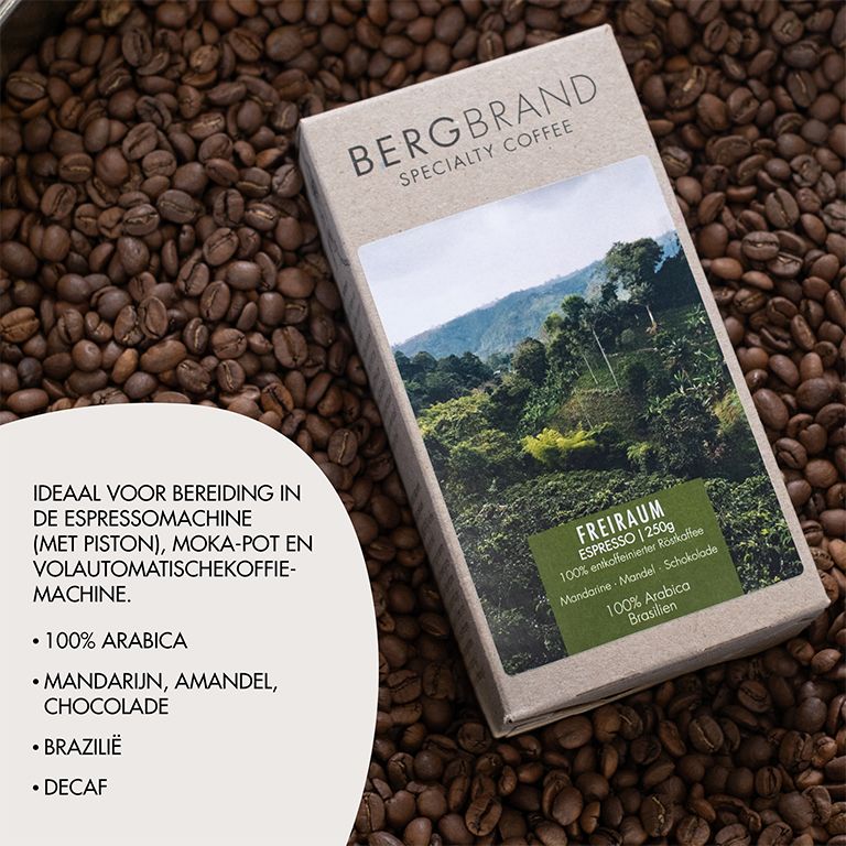 Koffieverpakking op koffiebonen. Tekst: BERGBRAND, Specialty Coffee, Freiraum Espresso, 100% Arabica, Brazilië.