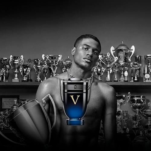 Man met Paco Rabanne Invictus Victory Elixir flacon voor een trofeeënwand.