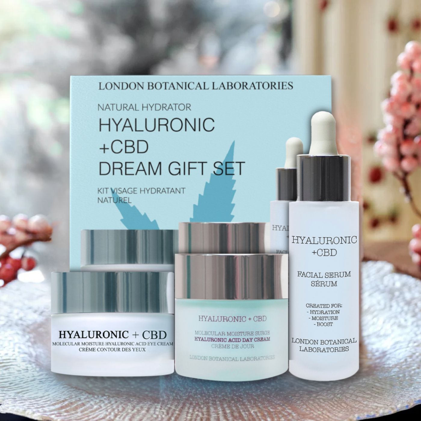 Cadeauset met drie producten. Bevat crème, oogcrème en serum. Opschrift: Hyaluronic + CBD Dream Gift Set.