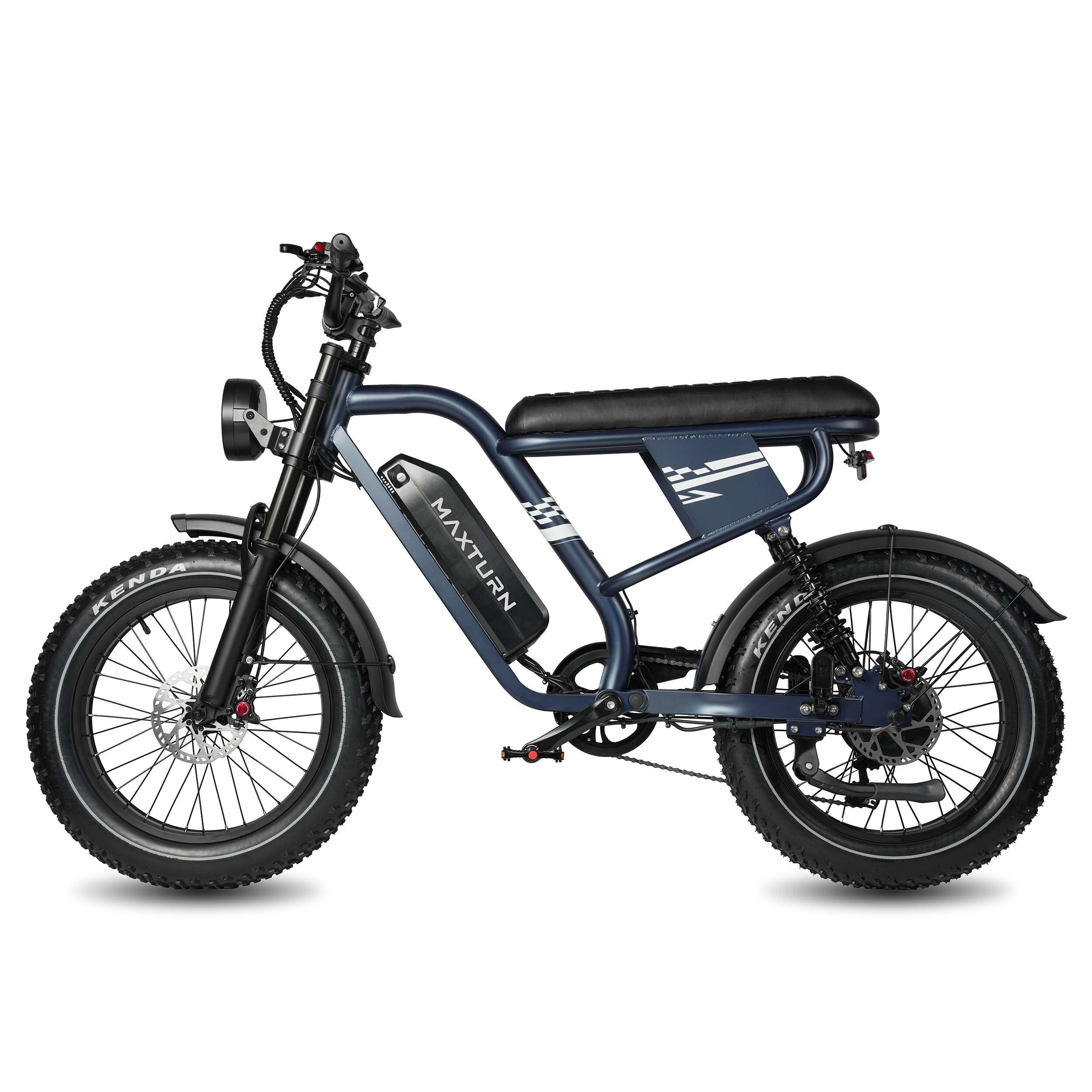 Blauwe elektrische mountainbike. Zwarte banden, zadel en spatborden. Accu met MAXTURN-logo. Zijaanzicht.