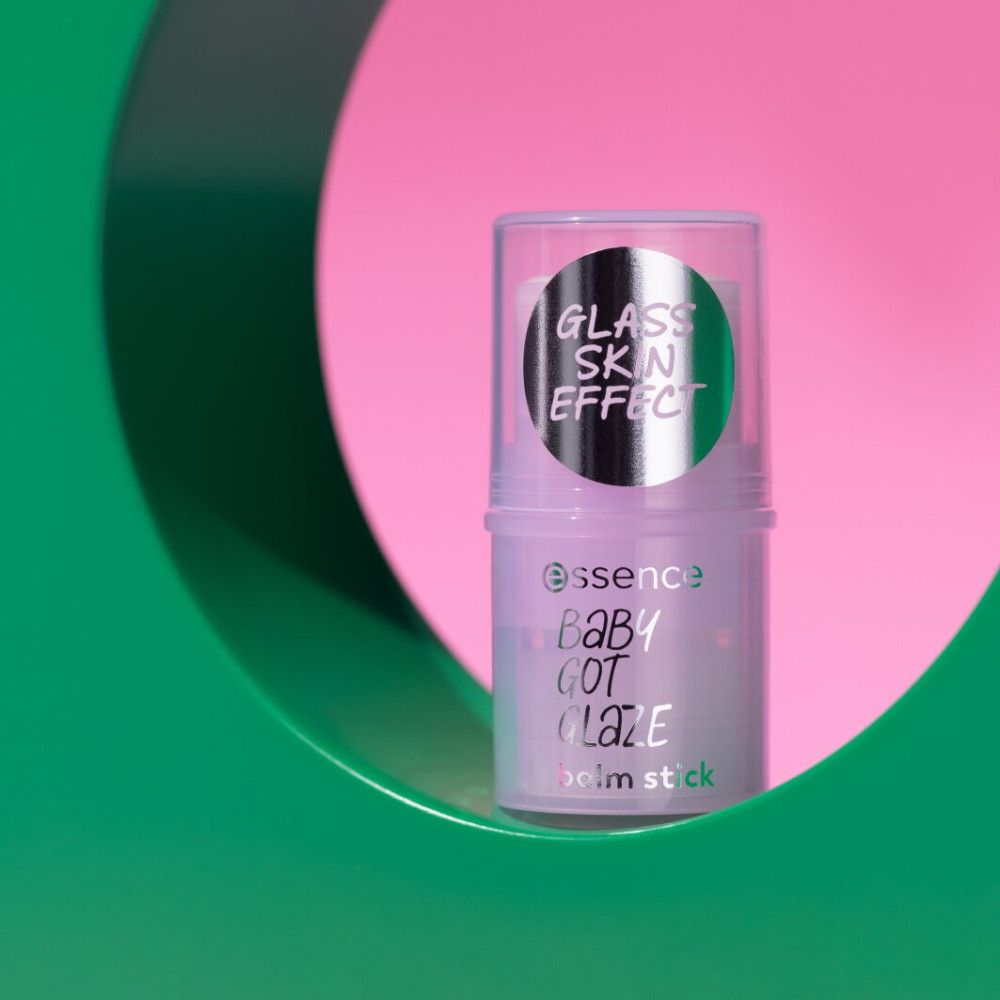 Essence Baby Got Glaze Stick Balsam in groene lijst. Productnaam en merk zichtbaar.
