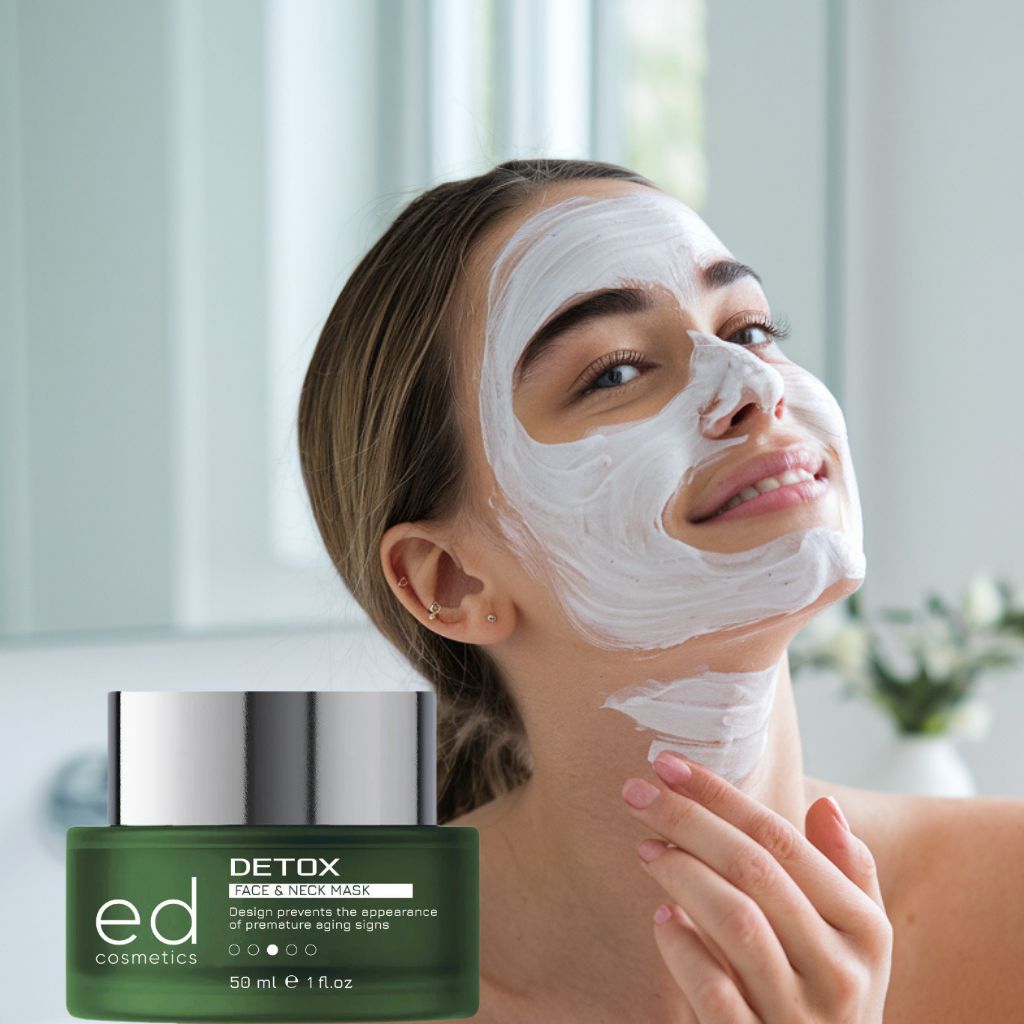 Femme avec masque facial. Pot vert avec couvercle argenté. Inscription : "ed cosmetics DETOX FACE & NECK MASK".