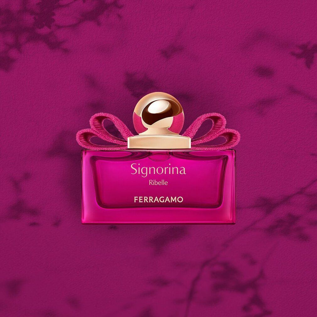 Flacon Salvatore Ferragamo Signorina Ribelle Eau de Parfum sur fond violet.