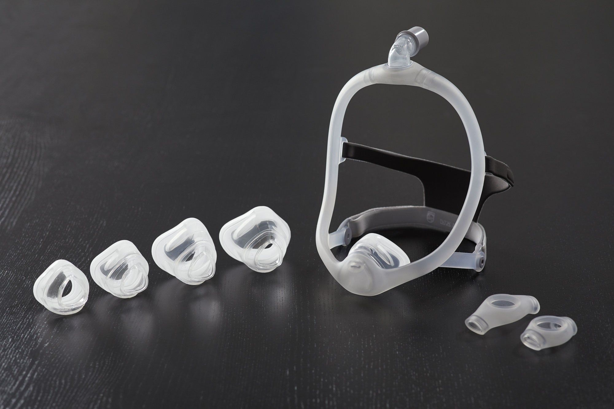 Neusmasker met slang, hoofdband en zes extra neuskussentjes.