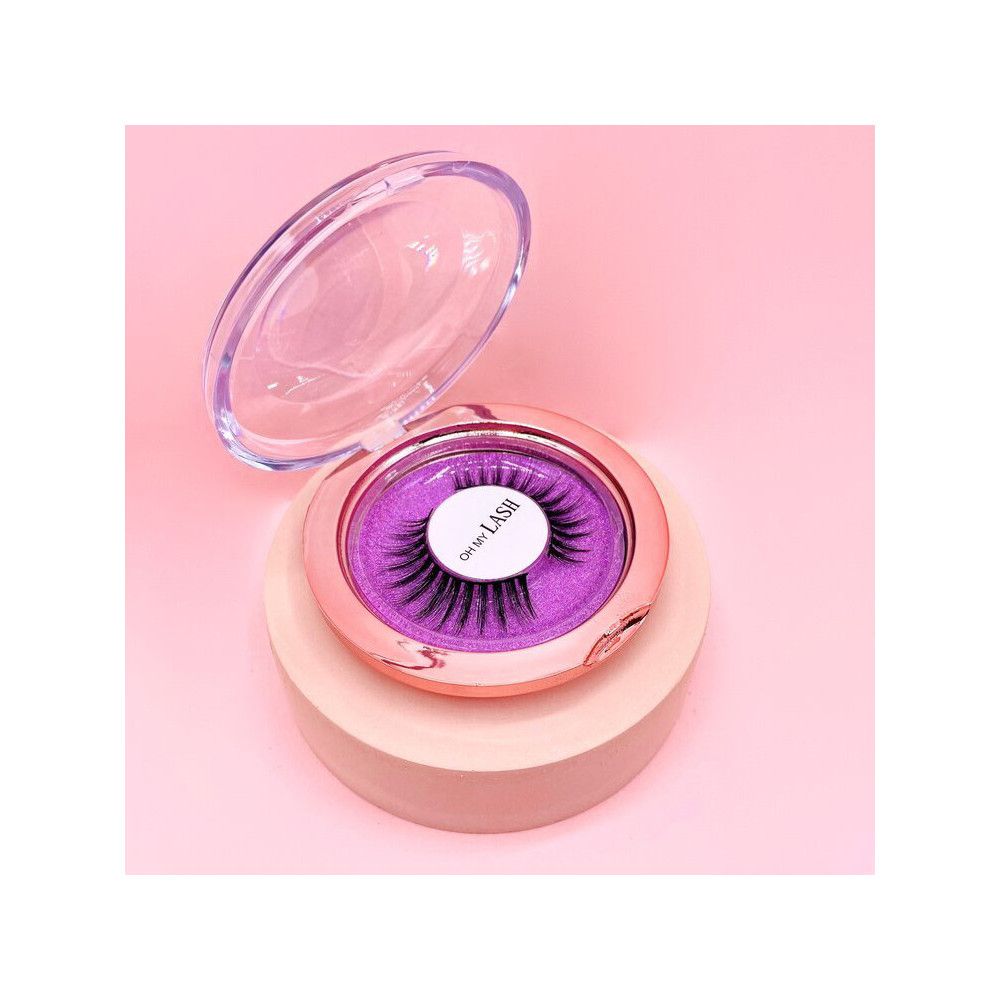 Valse wimpers in een ronde, open verpakking. Roze-gouden houder, transparant deksel. Opschrift "OH MY LASH".