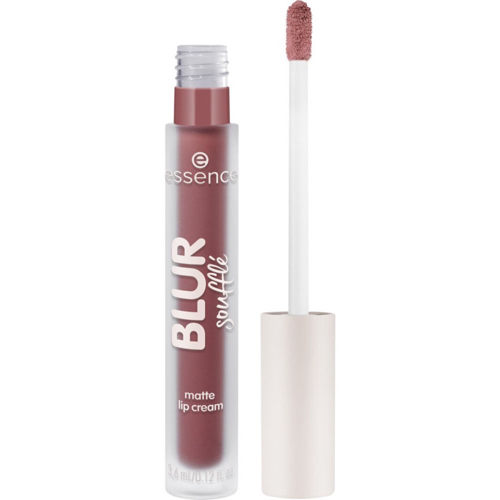 Lipcrèmetube met applicator. Opschrift: BLUR soufflé, matte lip cream, Essence-logo.