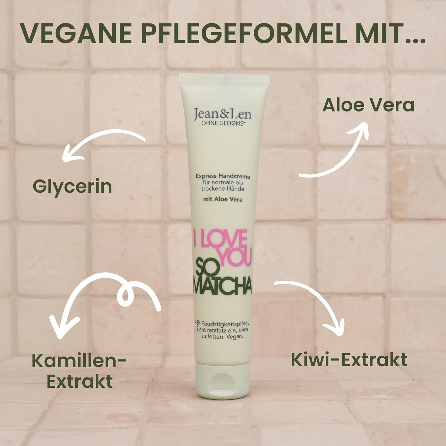 Tube de crème avec texte I Love You So Matcha. Ingrédients : glycérine, aloe vera, extrait de kiwi, extrait de camomille. Formule végétalienne.