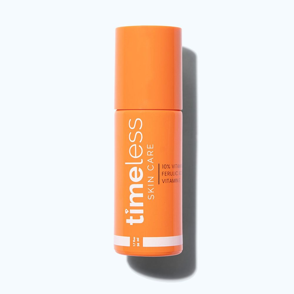 Flacon orange avec étiquette blanche. Inscription : Timeless Skin Care. Contient 10% de vitamine C, acide férulique et vitamine E.