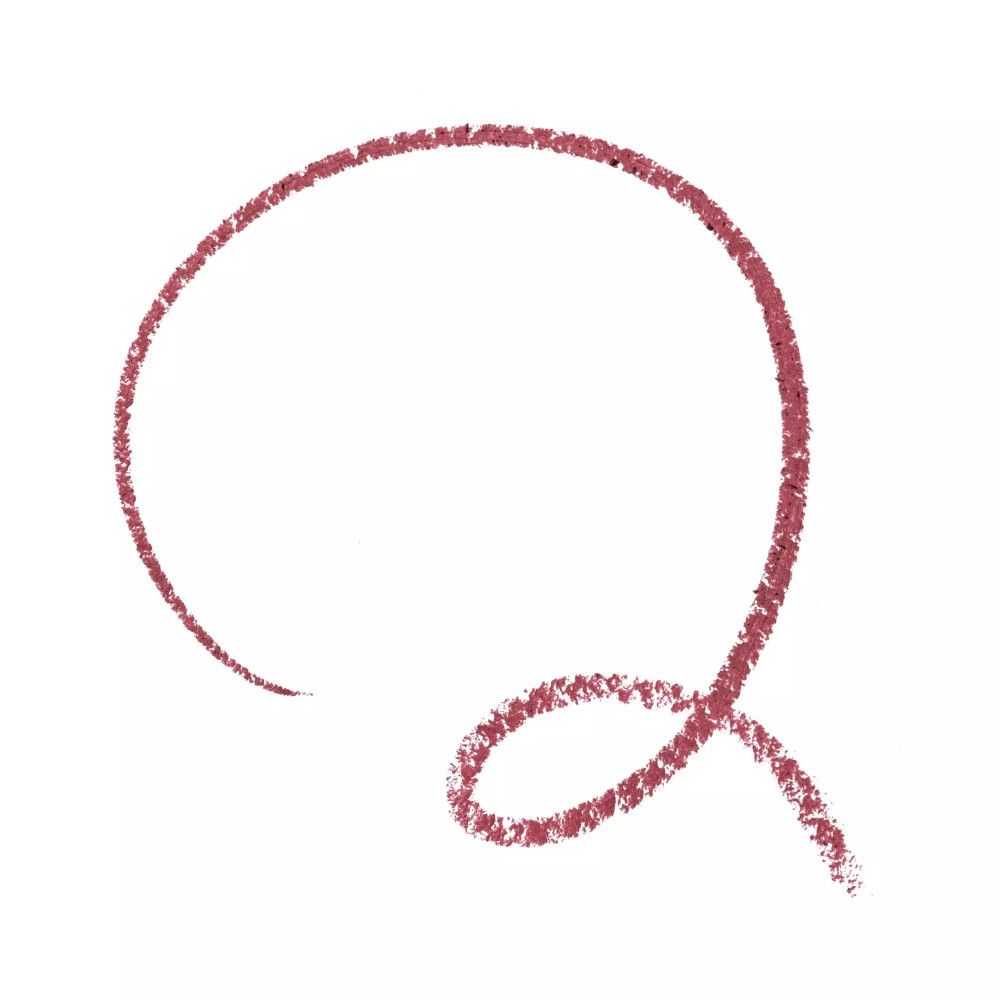 Roze lippenstiftstreep in een gebogen vorm op witte achtergrond.