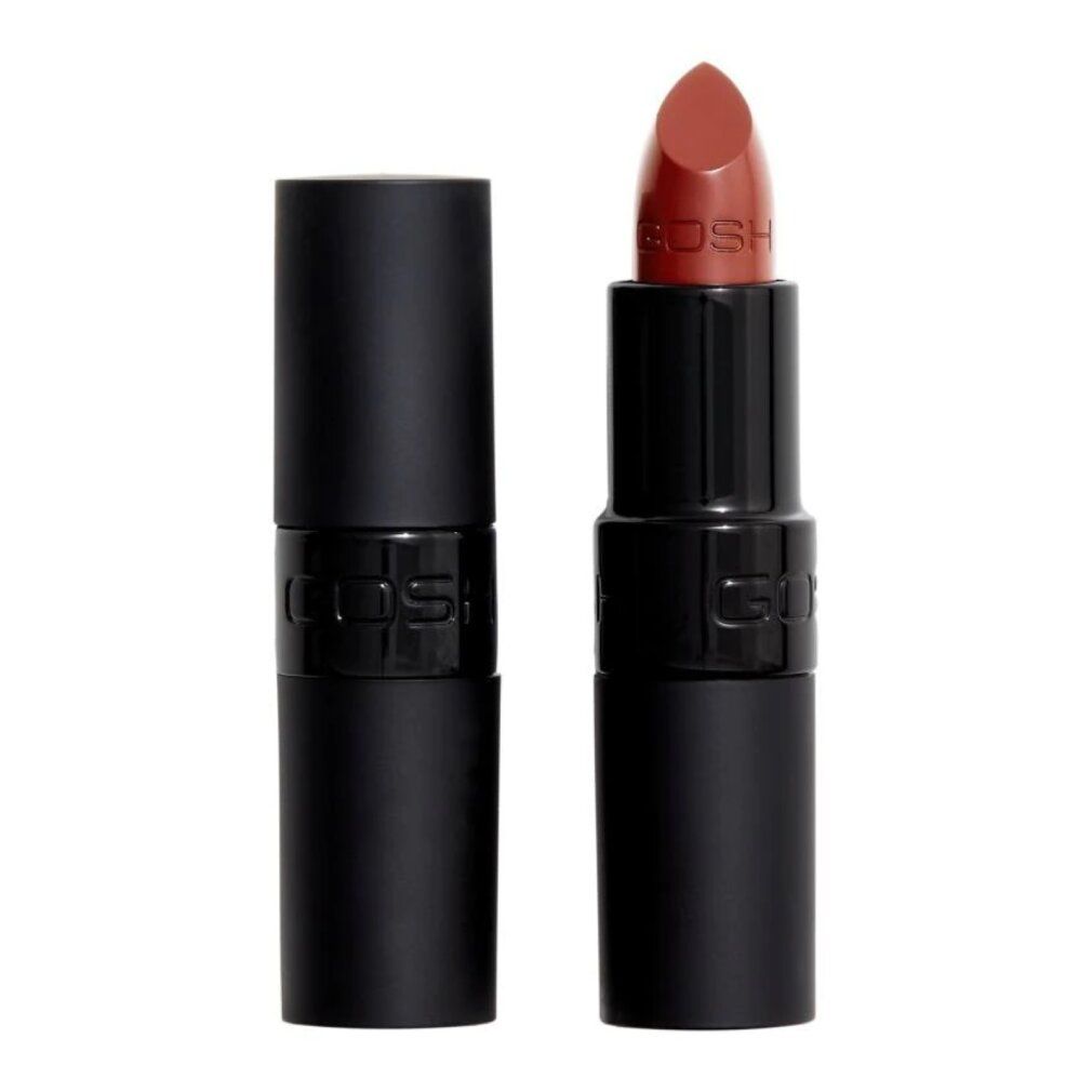 Deux rouges à lèvres dans un étui noir. Le rouge à lèvres est sorti et de couleur rouge-brun. Le nom de la marque GOSH est visible.