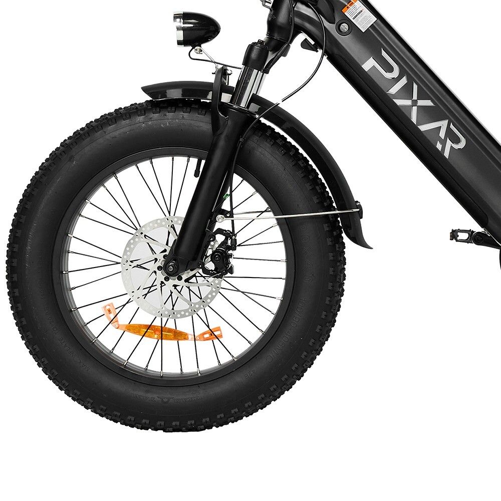 Close-up van voorwiel elektrische fiets. Zwarte band, remschijf, spatbord en PIXAR-logo.