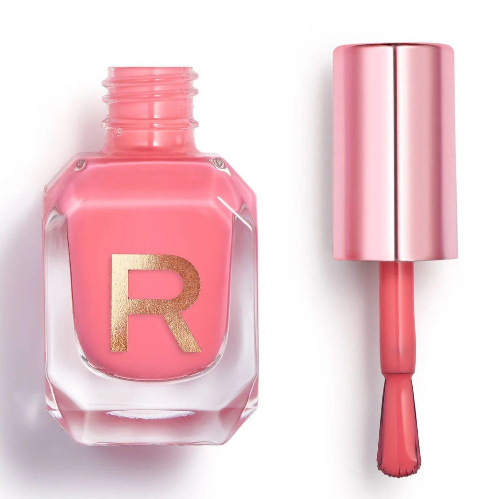 Een flesje roze nagellak met een gouden 'R'-logo en een roségouden dop met applicator.