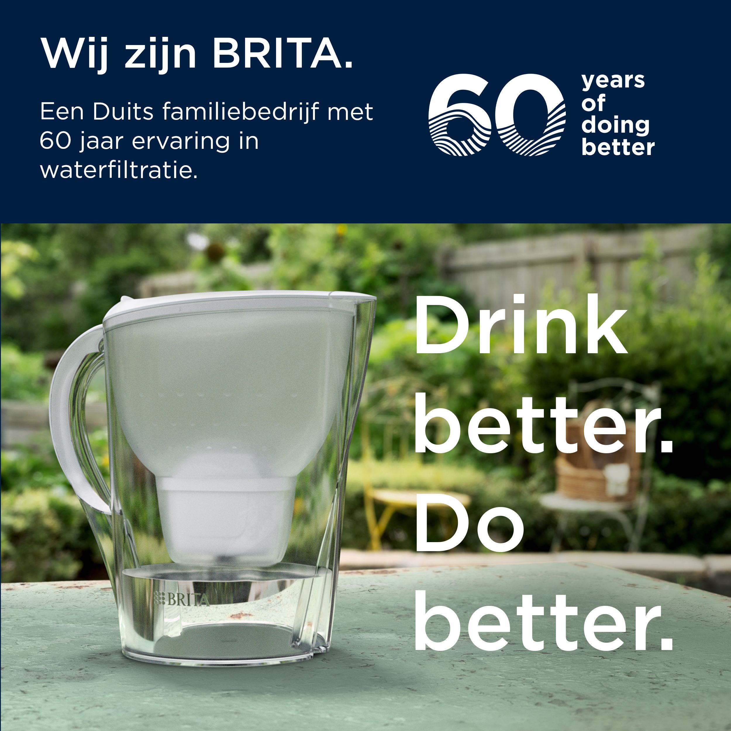 Carafe filtrante BRITA en extérieur. Pichet transparent avec de l'eau filtrée.