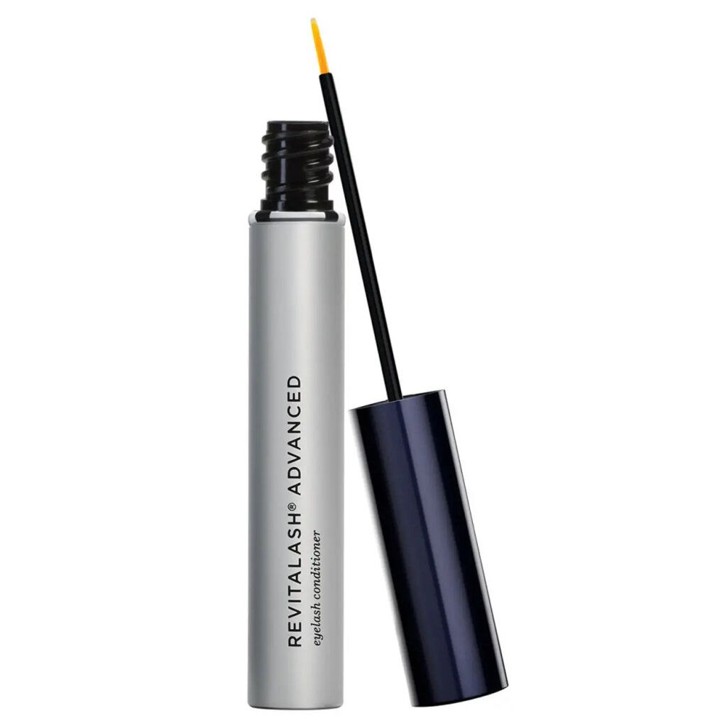 Zilveren tube met zwarte dop en applicator. Opschrift: RevitaLash Advanced Eyelash Conditioner.