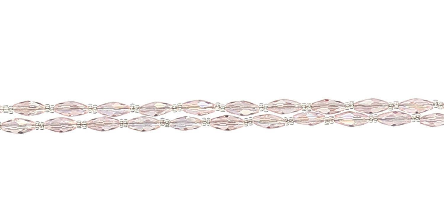 Close-up van een brillenketting met roze kralen. De ketting bestaat uit twee parallelle strengen.