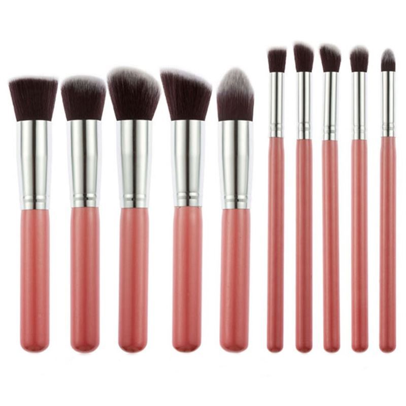 Make-up kwastenset. 9 kwasten met roze handvatten, zilveren hulzen en zwarte borstelharen. Verschillende vormen.