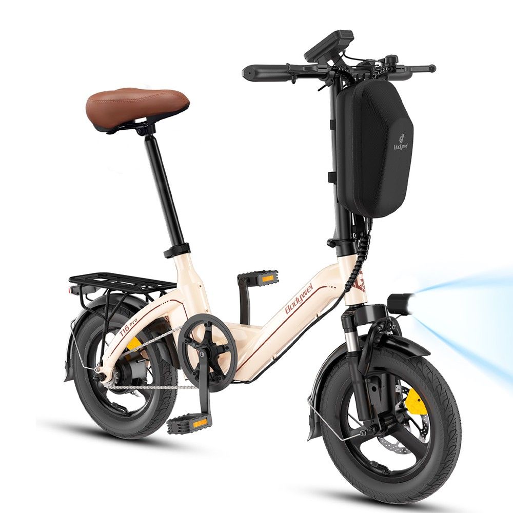 Opvouwbare elektrische fiets, crèmekleurig, bruin zadel, zwarte banden en bagagerek. Koplampen branden.