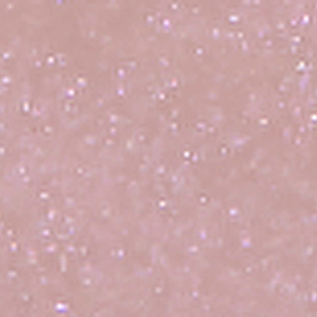 Gros plan de vernis à ongles rose avec des particules scintillantes.