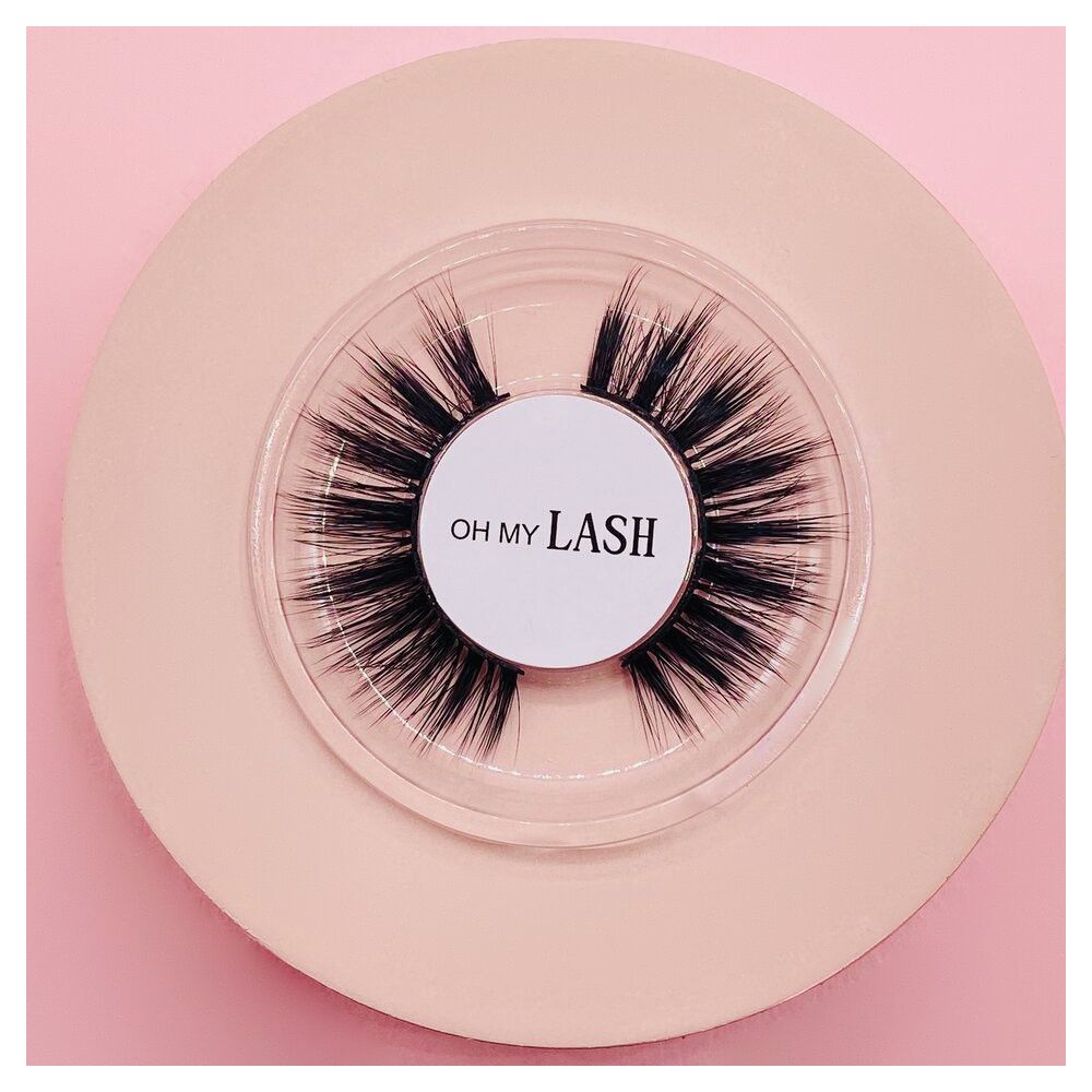 Faux cils sur fond rose. Autocollant avec "OH MY LASH".