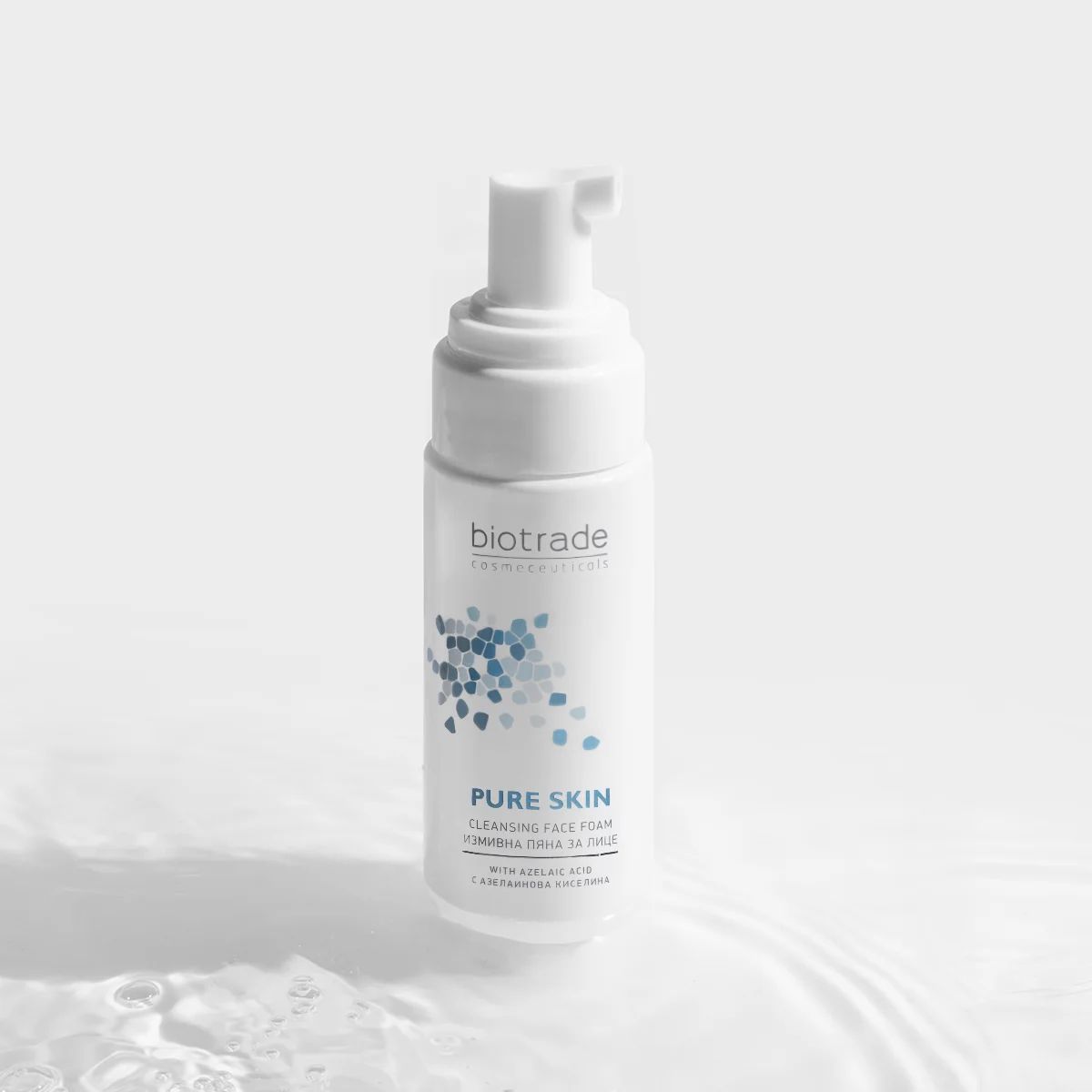 Witte reinigingsschuimdispenser met pompkop. Opschrift: Biotrade, Pure Skin. Blauwe grafiek. Tekst: Cleansing Face Foam.