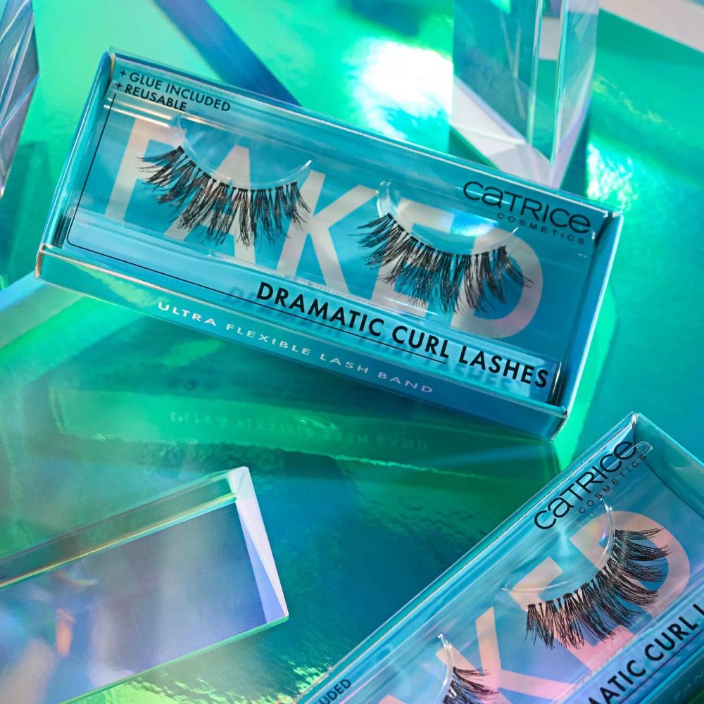 Catrice Faked Dramatic Curl Lashes dans un emballage. Emballage bleu avec nom du produit et texte.