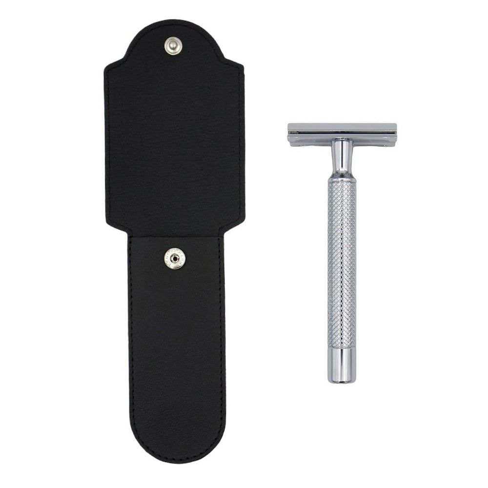 Zwarte leren etui en veiligheidsscheermes. Etui met drukknoopsluiting. Scheermes van metaal.