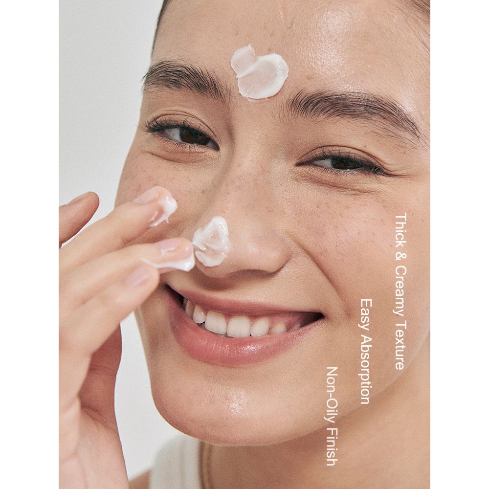 Pot met crème op ondergrond. Productnaam en logo zichtbaar.