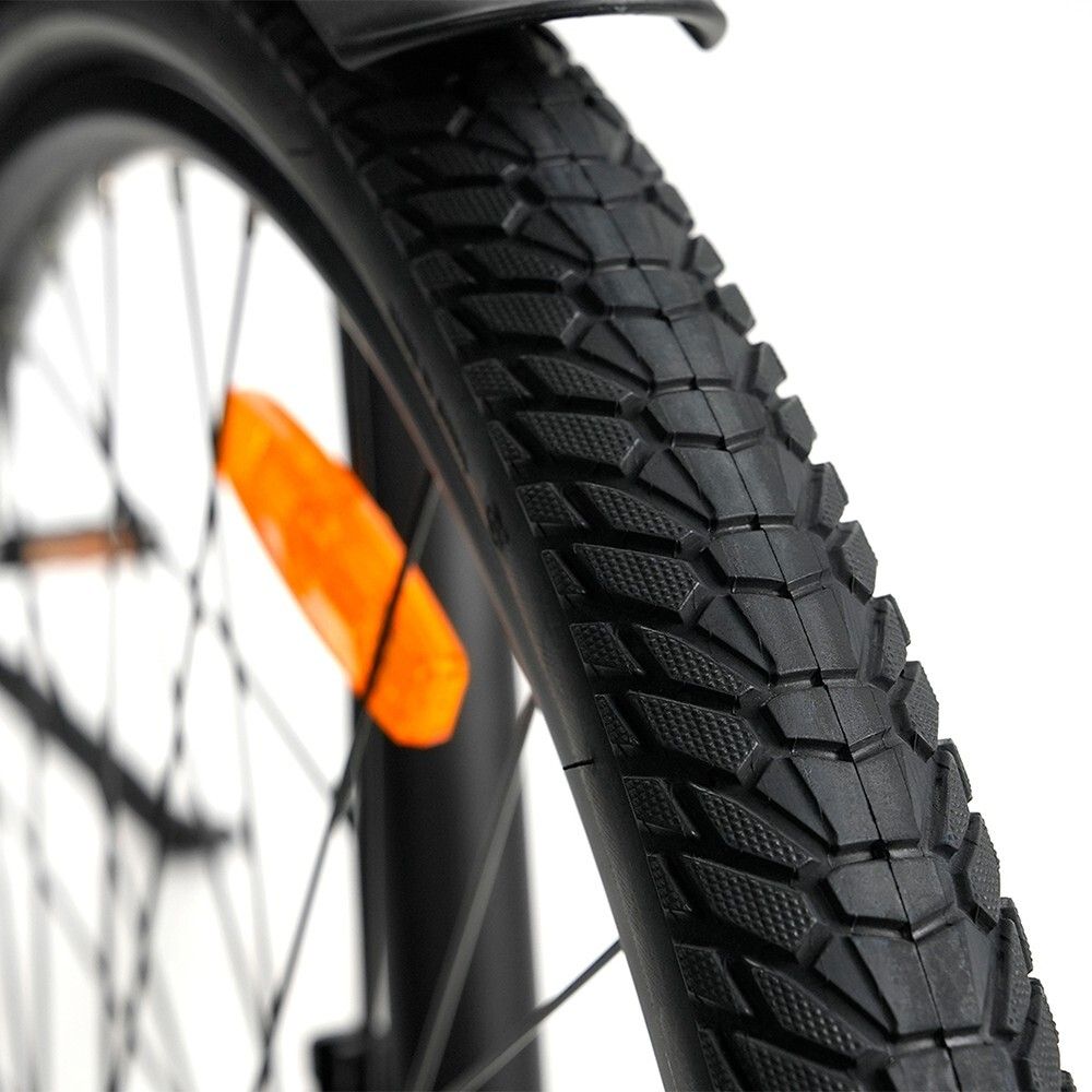 Close-up van een zwarte band met profiel. Een oranje reflector is zichtbaar.