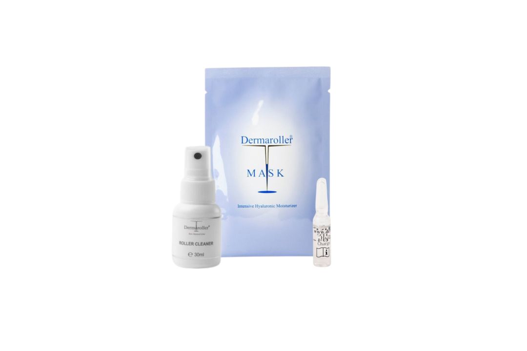 Spray Roller Cleaner, sachet de masque Dermaroller et une ampoule d'acide hyaluronique sur fond blanc.