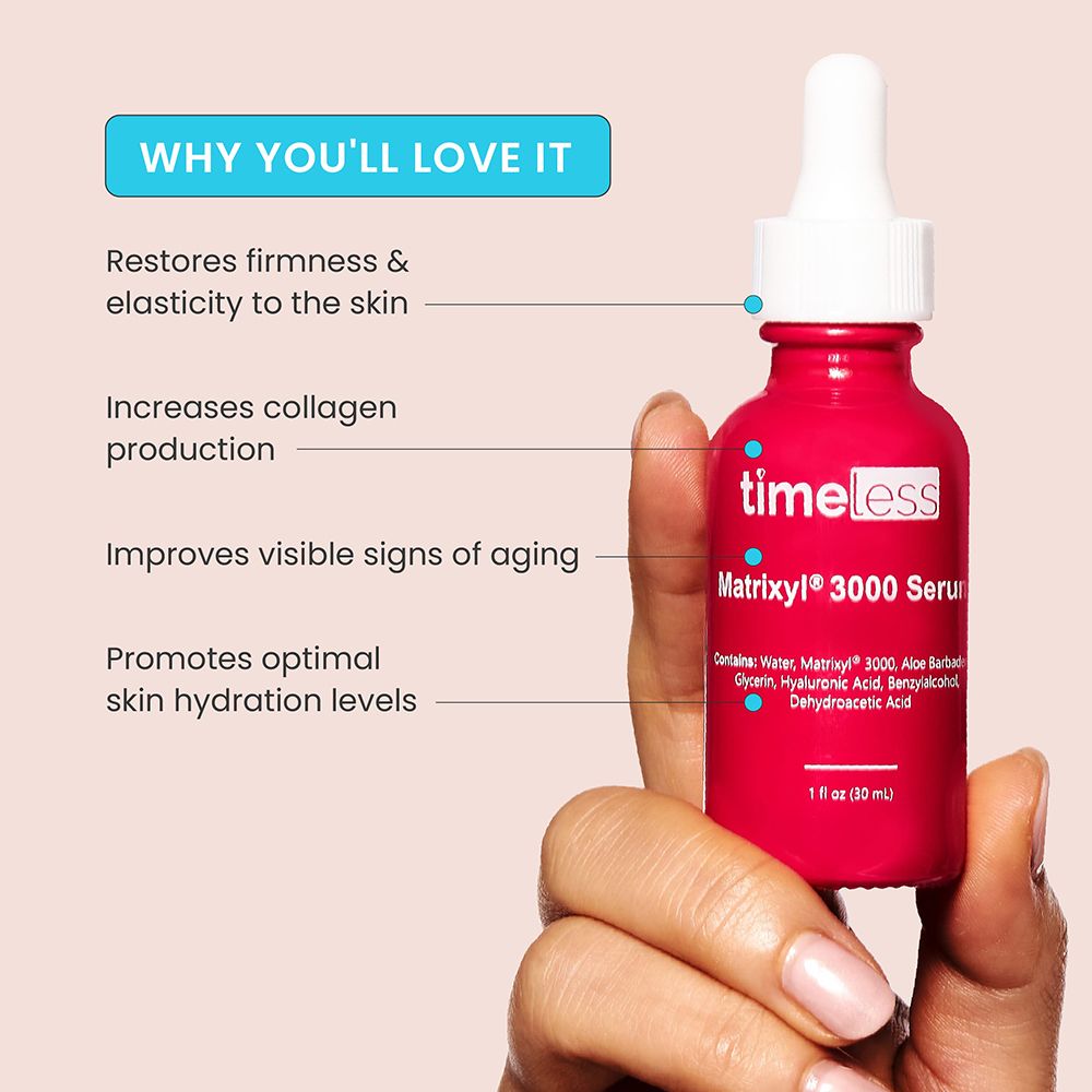 Hand die een rode fles vasthoudt. Tekst: Why you'll love it. Restores firmness & elasticity to the skin. Increases collagen production. Improves visible signs of aging.