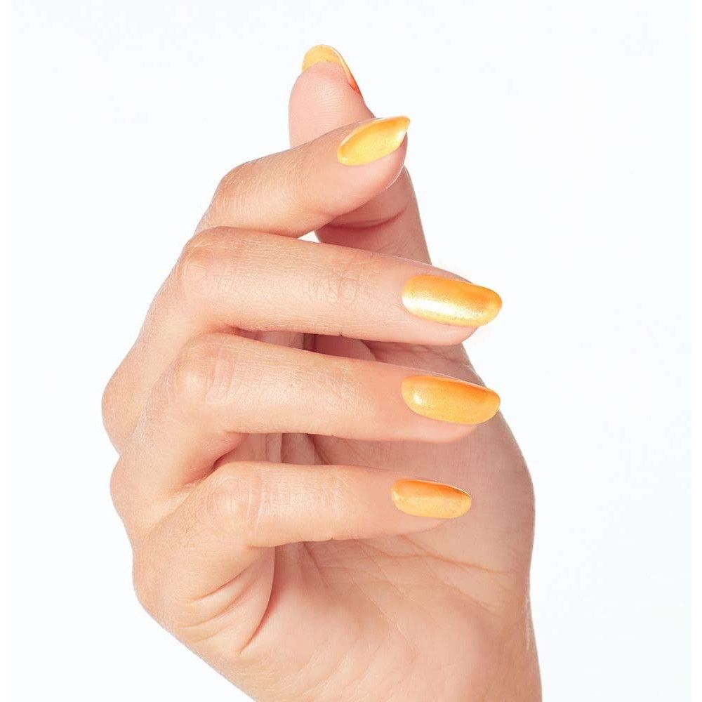 Hand met gelakte nagels. De nagels zijn geel gelakt. Close-up.